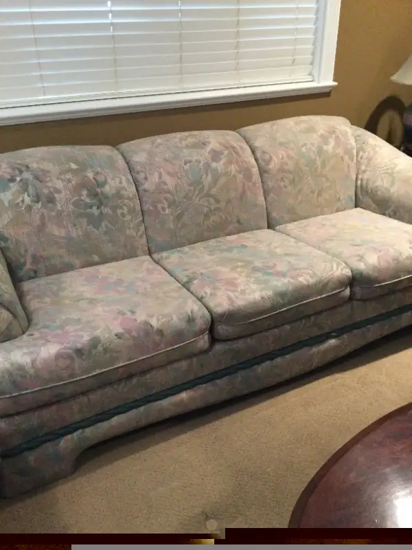 Beautiful Classic Sklar Peppler Sofa in Couches & Futons in Penticton - Image 3