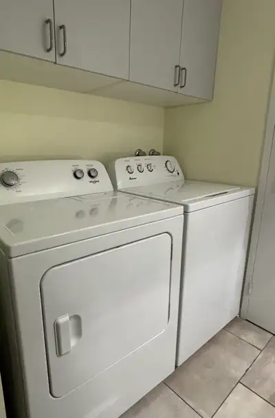 Laveuse Amana (1 an) et sécheuse Whirlpool (4 ans), factures à l’appui, bonne condition, disponibles...