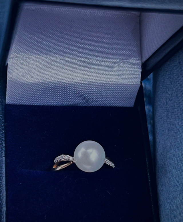 18k dimond pearl ring for sale  in Jewellery & Watches in Belleville - Image 2