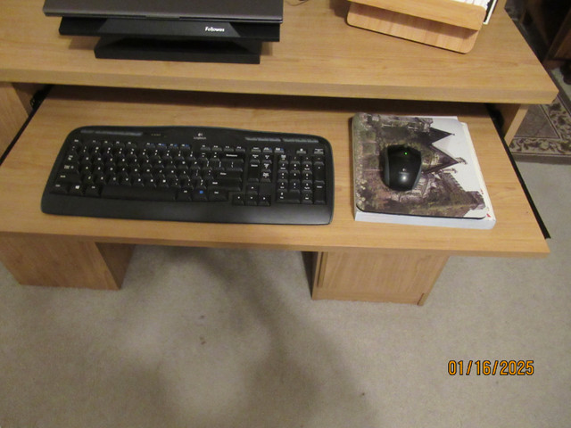Spacious Computer Desk with Hutch in Desks in Nanaimo - Image 2