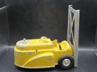 THE LITTLE GIANT LIFT TRUCK VINTAGE TOY - USA