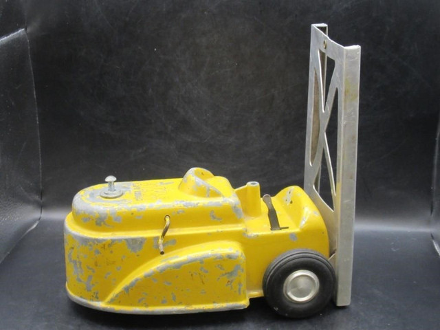 THE LITTLE GIANT LIFT TRUCK VINTAGE TOY - USA in Arts & Collectibles in Bedford