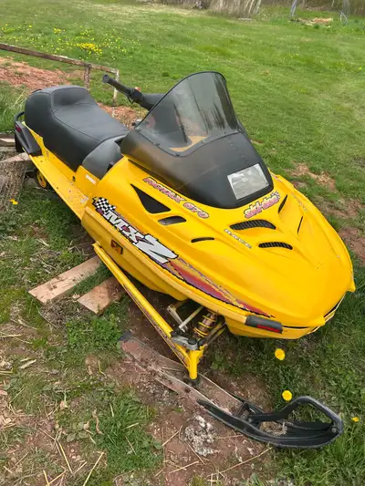 I am selling a Skidoo MXZ 670 snowmobile. It is a yellow colour. The odometer reads 13522 km. This s...