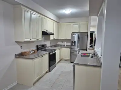 The house is located in West Brantford and located near a recreation centre, parks, schools, trails,...