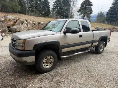 2005 Chevrolet 2500 4 x 4 new tires, new batteries, freshwater pump and serpentine belt air-conditio...