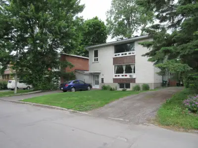 Large Westend apartment on Alpine Avenue. Large 1 bedroom, Faces West, oak kitchen, fireplace, 4 app...