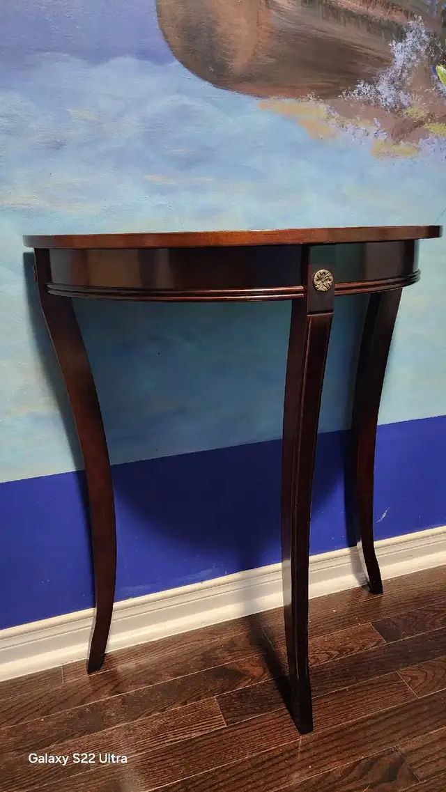 Mahogany Side Table in Other Tables in Markham / York Region - Image 4
