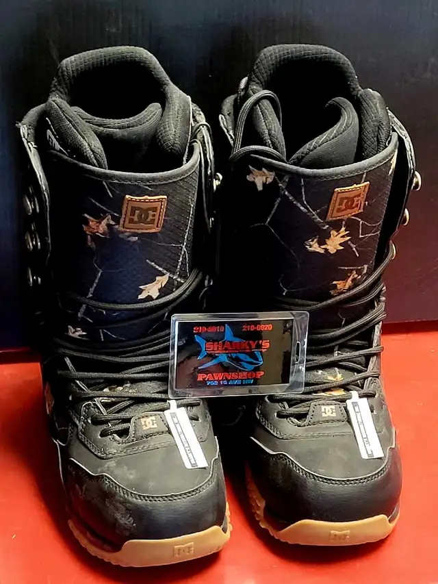 Sz 9 DC Mutiny Snowboard Boots (29959898) in Snowboard in Calgary - Image 2