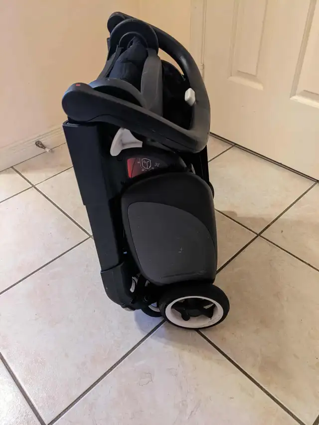Bugaboo Ant Compact Fold Travel Stroller size of the Carry on in Strollers, Carriers & Car Seats in Markham / York Region - Image 6