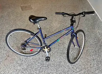Minelli “Promenade” model hybrid bicycle. Size: 46cm/18” Frame (M) 18-speed w/Shimano dérailleur. Ev...