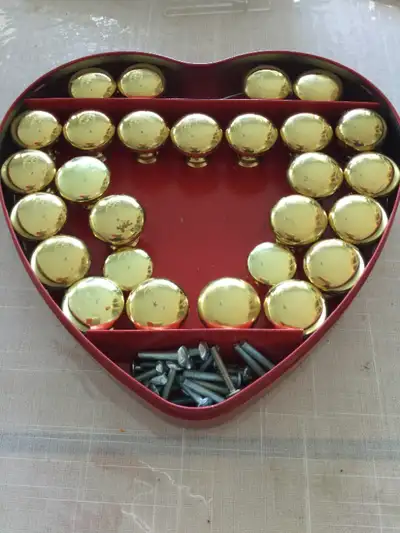 These stylish knobs are finished in Polished Brass. As timeless as they are versatile. The knobs inj...