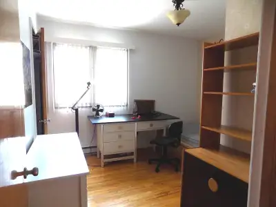 Chambres Pour une étudiante, une stagiaire ou travailleuse. La maison 2 étages située dans un quarti...