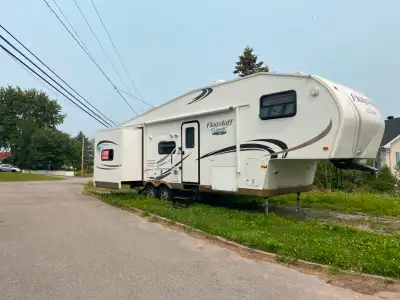 Caravan à sellette 2012, Flagstaff 8528BHSS , 30 pieds, 7572 livres. Un seul proprio. 2 chambres fer...