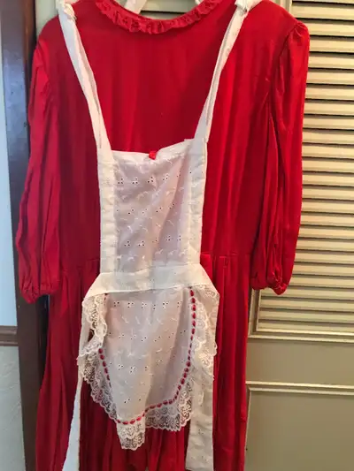 Highland dancing outfits size 10-12 but all can be adjusted as needed. Prices vary hornpipe out fit...