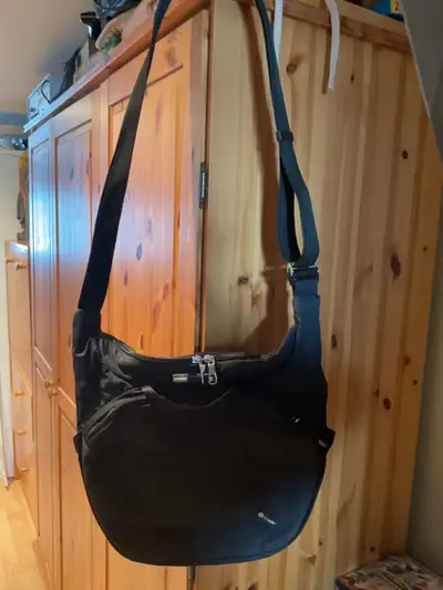 sac a bandoulière Pac Safe en très bonne état, se barre, avec plusieurs compartiments, comme neuf, 1...
