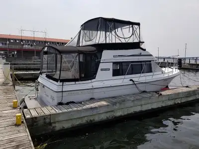 1986 Carver Voyager 2827 Twin 5.0 Crusaders, 220 HP each Length 28 feet, beam 11-1” Engine hours 227...