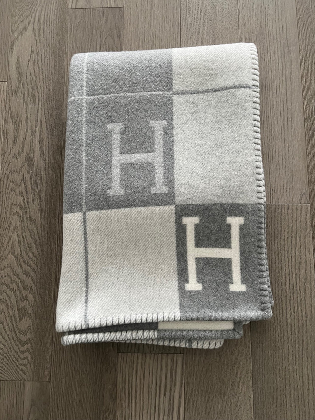 Hermes Avalon III Throw Blanket Grey - New & Authentc… in Women's - Bags & Wallets in City of Toronto - Image 2