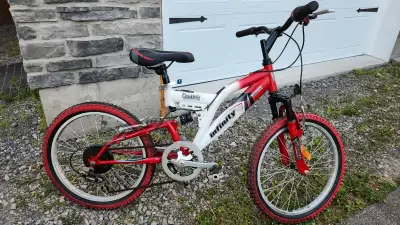 Vélo 20 pouces de marque Infinity à double suspension, 6 vitesses. Très bon état. La mise au point a...