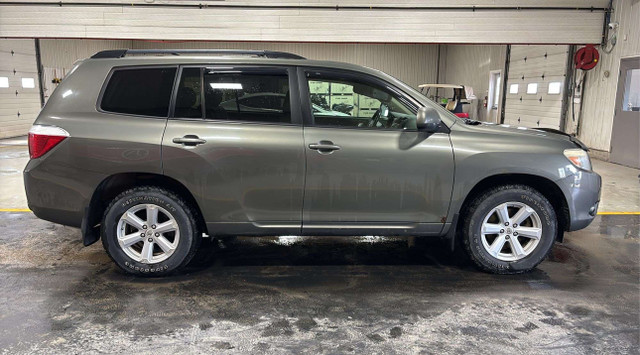 2010 Toyota Highlander for sale in Cars & Trucks in Fredericton - Image 3