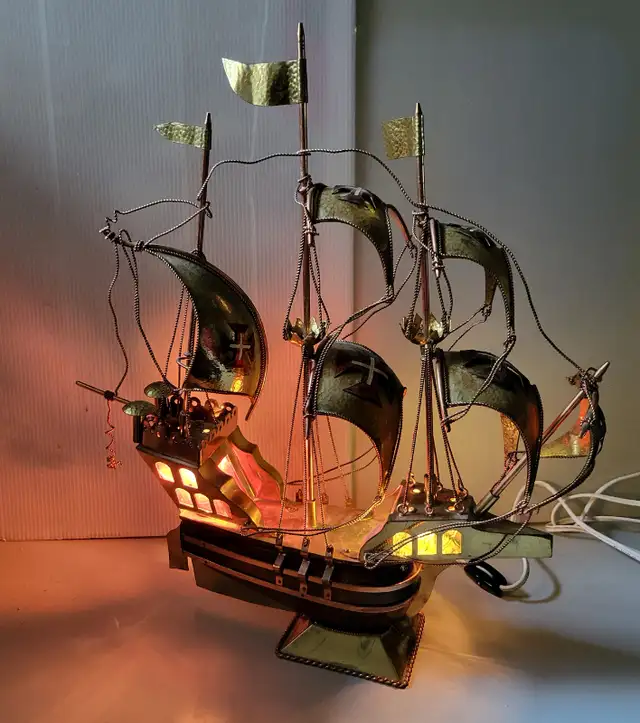 Vintage Brass/ Wood/Copper Three Mast British Galleon Ship Lamp in Arts & Collectibles in Oshawa / Durham Region - Image 5