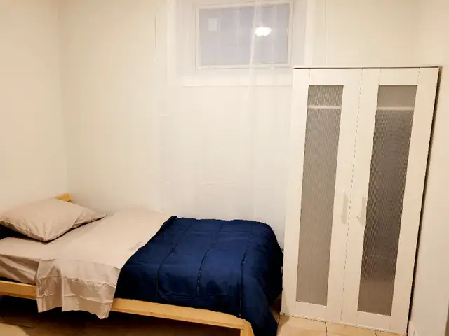 Bright high ceiling basement Room63013096547585123