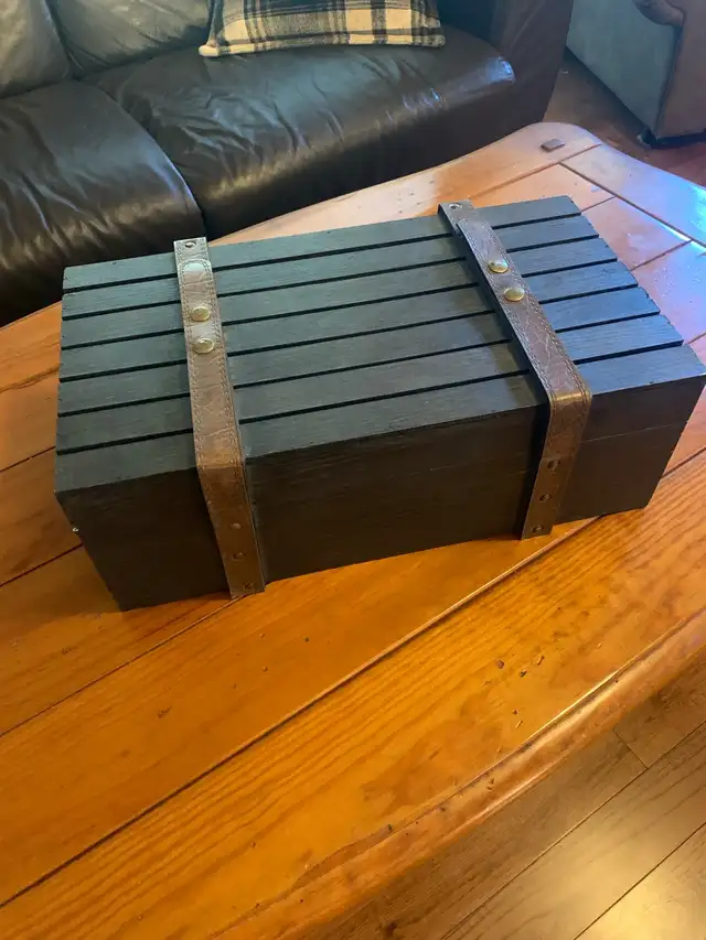 Storage/Wine wooden gift box in Home Décor & Accents in Hamilton - Image 2
