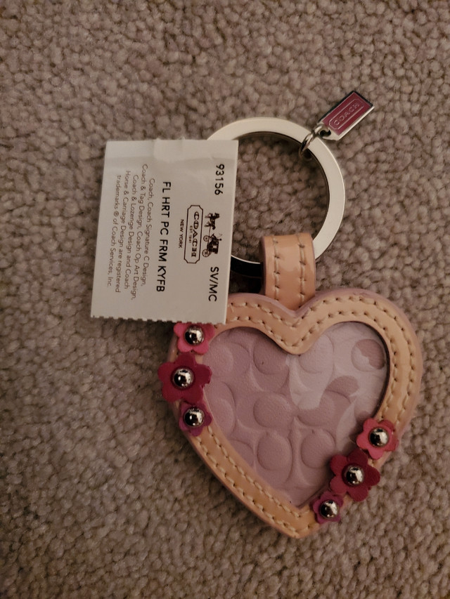 Authentic BRAND NEW COACH Heart Key Chain Ring/ Fob Keychain dans Bijoux et montres  à Ville de Toronto