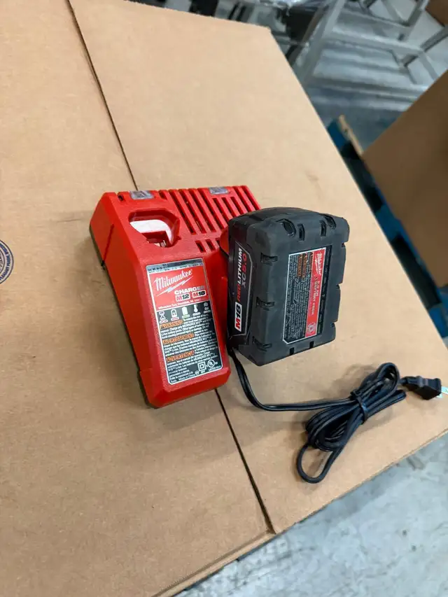 Milwaukee 18V M18 Charger with battery in Power Tools in Oakville / Halton Region - Image 2