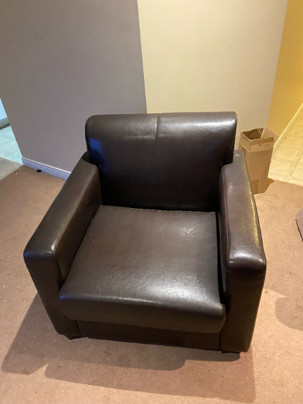 Used Leather Chair in Chairs & Recliners in Guelph