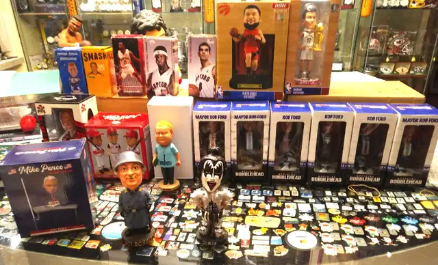 RARE blue jays Playoff pin or Vlad & Dad Bobbleheads in Arts & Collectibles in City of Toronto - Image 10