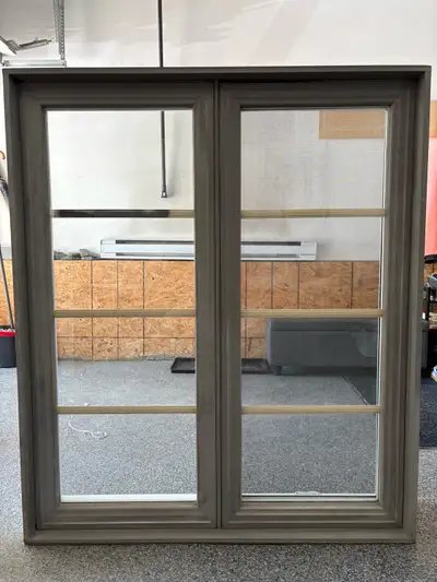 1 fenêtre de maison: - 45 3/4’’ x 53 1/2’’ grise avec insertions (100$) À qui la chance ?