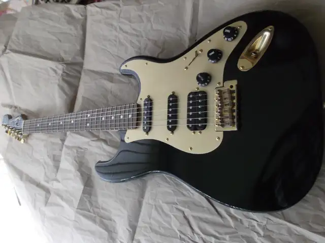 Fender strat MIM in Guitars in Sherbrooke - Image 5