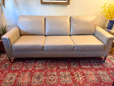 Leather sofa / sofa en cuir, View more