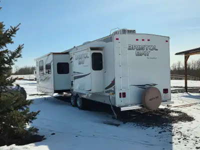 Need gone. 32 travel trailer. Only 2 owners. Large dining and living rm slide. Smaller slide in mast...