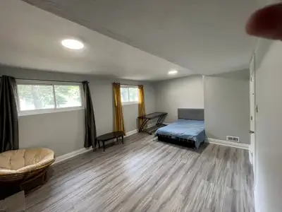 Very spacious rooms available for rent in Oakville. Room is suitable for young professionals, and st...