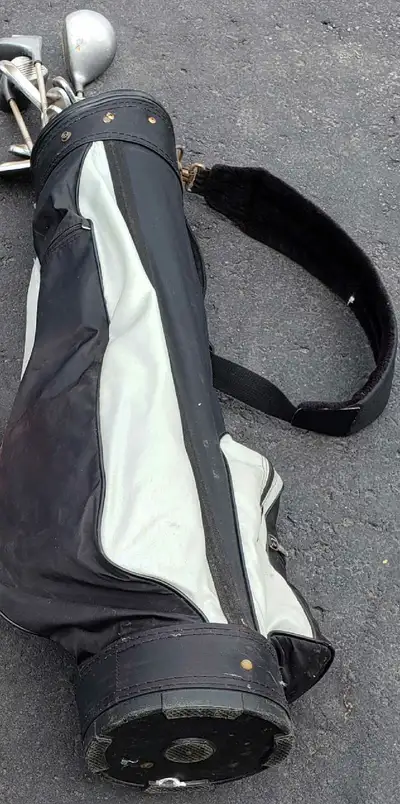 Sac + 12 Battons droitiers et plusieurs balles. Je ne réponds pas aux nessages préfabriquées qui me...
