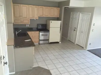 GORGEOUS , SPACIOUS 2 BEDROOM GROUND LEVEL SUITE FOR RENT