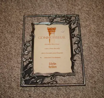 Metal picture frame for 3.5 x 5 inch picture. New. From a smoke free, pet free, and bug free home! S...