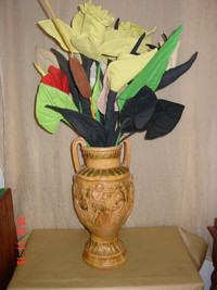 Vase antique de 22 po. de haut avec belles fleurs de tissus.