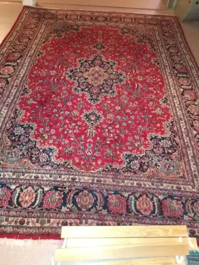 Red persian rug is great condition! Beautiful for an elegant eastern home! Measurments: 244cm x 344c...