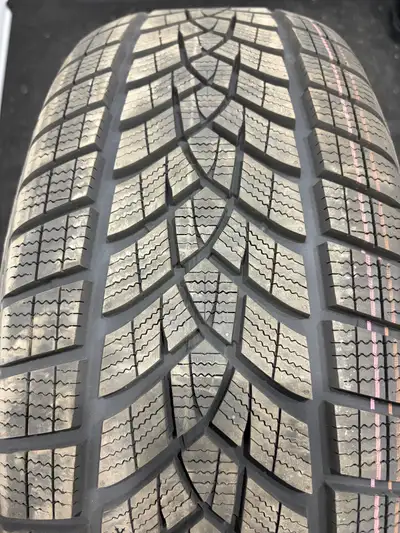 4 nouveaux pneus d’hiver Goodyear Ultragrip performance 235/55R19
