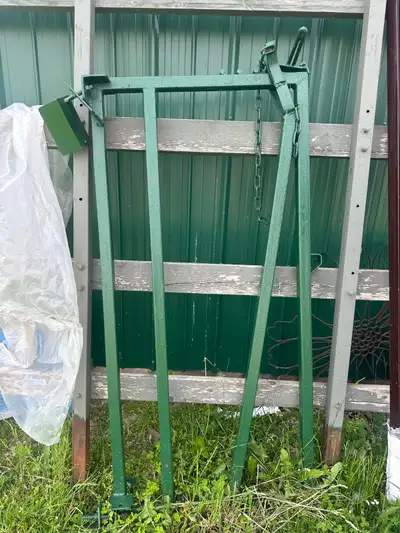 Cattle head gate in good shape.