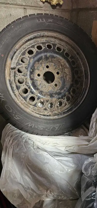 These came off of a Buick Regal. Tires still have lots of tread. Can meet between Oshawa and Kingsto...