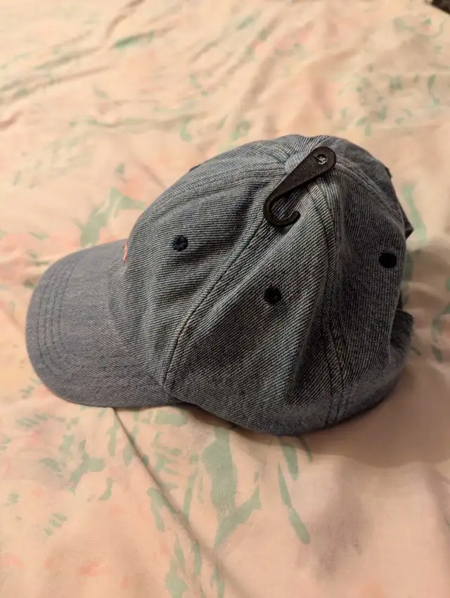 Levi's Ball Cap, downtown Toronto.64639724958850121