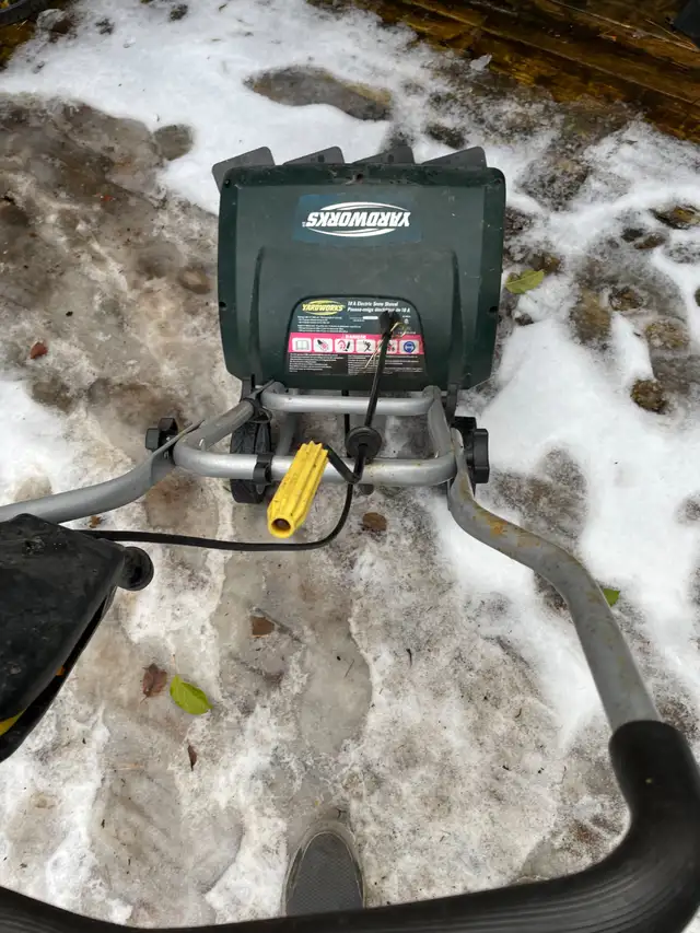 Yardworks light duty snow blower. in Snowblowers in Markham / York Region - Image 3