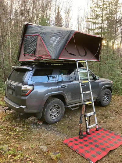 Voici une tente de toit iKamper Skycamp 2.0 en excellent état, parfaite pour vos aventures de campin...