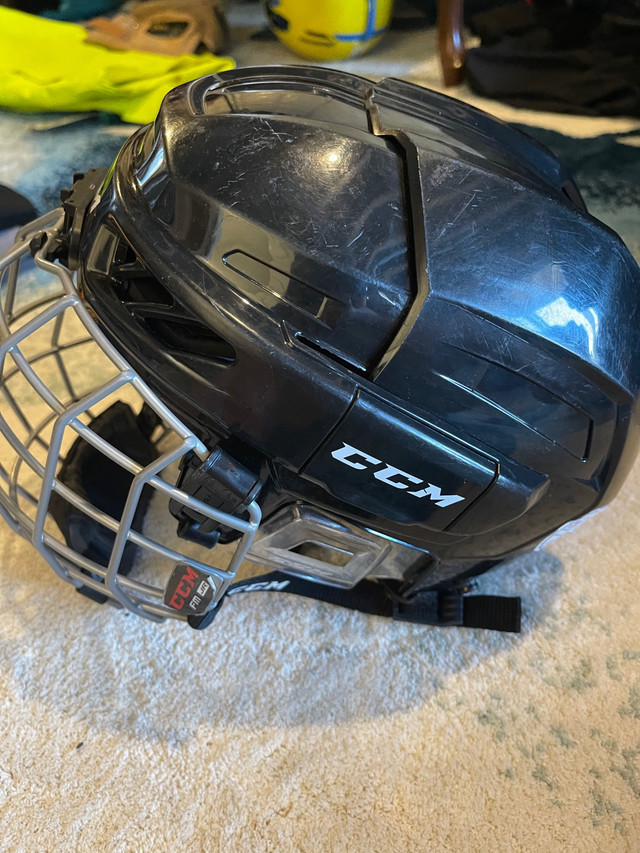Ccm hockey helmet  in Hockey in Edmonton - Image 2