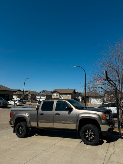 2012 GMC 2500 HD 6L gas with only 77,000KM!!