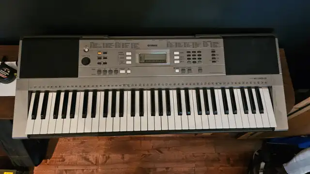 Small, lightweight Yamaha PSR-E353 keyboard for sale in Pianos & Keyboards in Calgary - Image 4