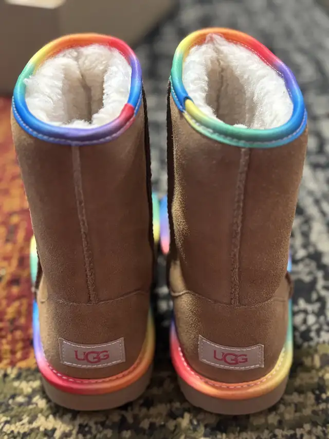 Ugg Kids Classic Short II Rainbow - Size 4 in Kids & Youth in Markham / York Region - Image 6